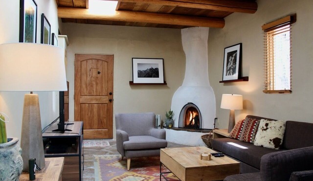 Taos Adobe Experience - 4 blocks to Plaza - Hot Tub & Fireplace in Courtyard