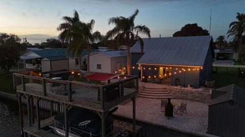 Taylor Creek Isles Cottage | Lake Access + SunDeck
