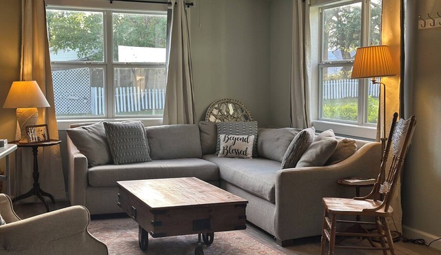 Texas Charm in Denison-Sleeps 13Close to Downtown in Denison