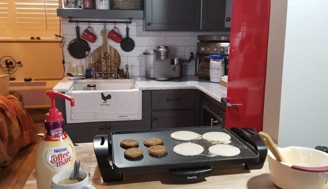 *The Beach Barn*! 1st flr, King & Queen, Kitchen, QUIET, SNOWBIRDS! remodeled!