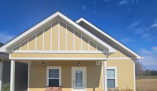 The Cottages 2 2BR2BA Dothan Pet Friendly Gorgeous Pool, Pickle Ball court, Gym