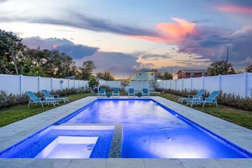 The Delray Twin Cottages Retreat 4 bedrooms Heated Pool and Spa Oasis