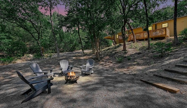 The Five Acre Woods - Charming 3-bedroom house in Whitewright with WiFi and AC