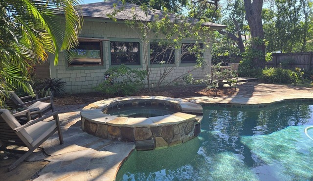 The GREAT ESCAPE! Private pool&hot tub 3BR/2.5 bath outdoor shower & sports bar