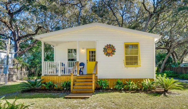 ‘The Hammock Cottage’ w/Fire Pit < 1 Mi to Beach!