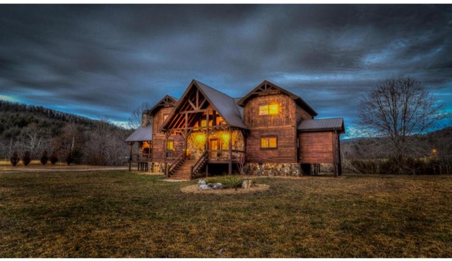 The Haven on Toccoa - River deck | Fire Pit | Hot Tub | Outdoor Fireplace in Blue Ridge