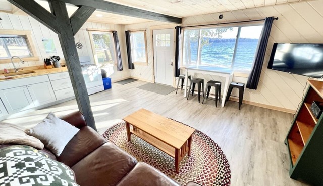 The Hideout Cabin | Steps to the Beach in Burnham