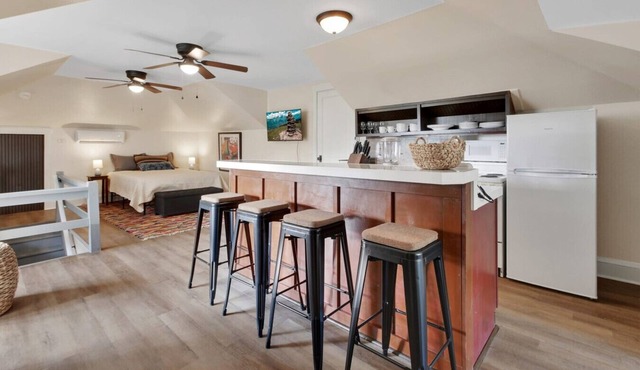 The Loft | Vaulted Studio, Treetop Views, Stetson & Downtown DeLand