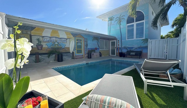The Palm House KCB Newly Renovated 3br/3ba Private Pool Canal Front Cabana Club