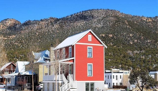 The Red Farmhouse at South Main welcomes you! Steps away from the River Trails!