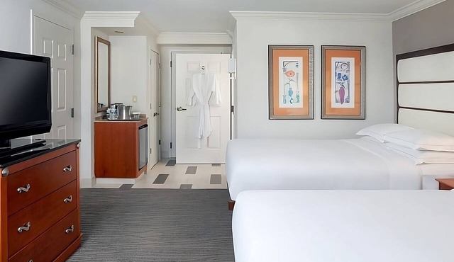 The Smart Choice for Your Next Getaway! 3 Units, Outdoor Pool, Free Parking!
