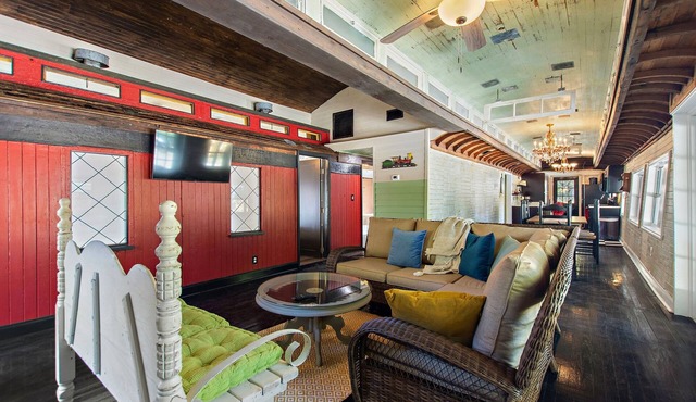 The TRAIN House 3/2 w/HOTTUB, WiFi, In delightful New Smyrna deck, grill,dogs ok