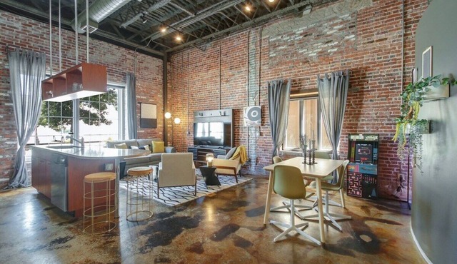 This apartment is a 1 bedroom(s), 1 bathrooms, located in Jacksonville, FL.