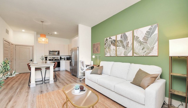 This is a cozy 1 bedroom 1 bath apartment in the park row/energy corridor area of Houston, TX. perfect for a solo traveler or a small family.