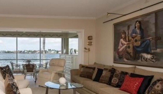 Three Bedroom Bayfront Retreat Near the Beach