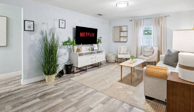 Thrilling Skydive Haven: Modern, Cozy Retreat Near Tampa