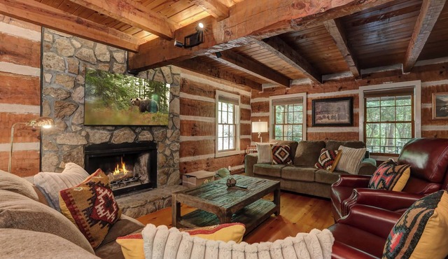 Timber Wolf Lodge - Relax in rustic luxury in Big Canoe!