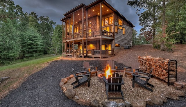 Toasted Oak Luxury Blue Ridge Cabin w/Hot Tub