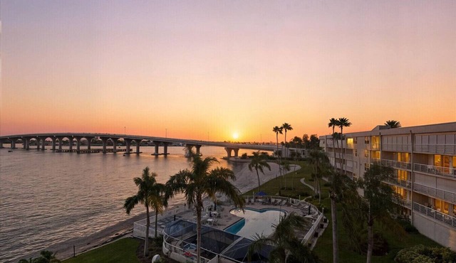 Top Floor Waterfront Escape w Spectacular IntercostalViews