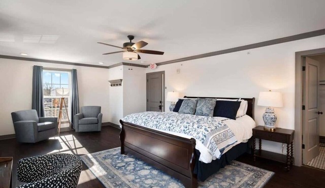 Town Charm 1BR KingBed Walkable+Shopping Parkville