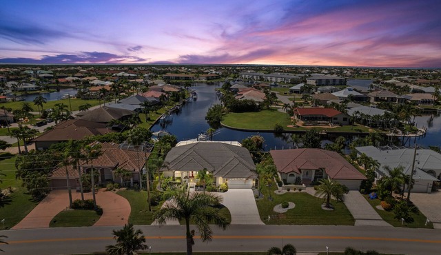 Tranquility with Divine Sunsets in Vacation Land -Sleeps 8 -Pet Friendly
