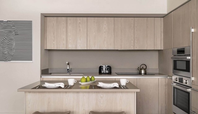 Travel Destination! 4 Relaxing Units, Kitchen, Pool, Walk to Hallandale Beach