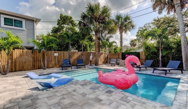 Triplex- 1 Block to the Beach, Heated Pool ,Putt-Putt, bikes, games