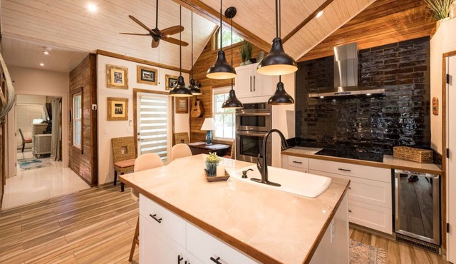 Tropical Breeze Villa - 2 Bedroom + Loft, 2.5 Bathroom HOT TUB OLD TOWN KW