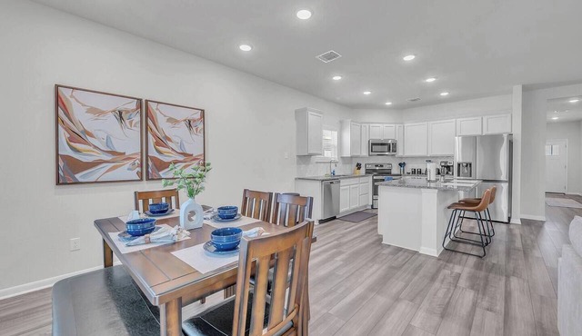 Troy 4BR Hub for Business Pros