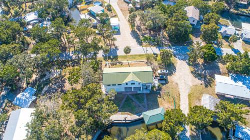 Twin Heron Hideaway on Ozello Trail on a deep water canal, hot tub, kayaks, firepit, sleeps 6.
