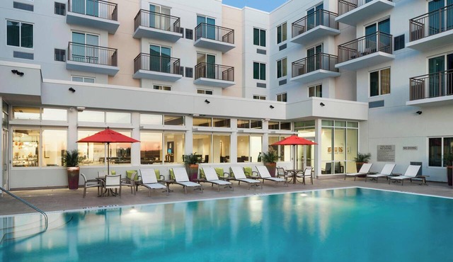 Two Great Suites fit for families! Pool, Near Sand Key Park, Restaurant and Bar!