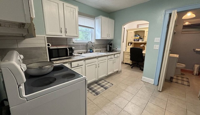 Ultimate Akron Convenience: 3 Bed 2 Bath in North Hill Area
