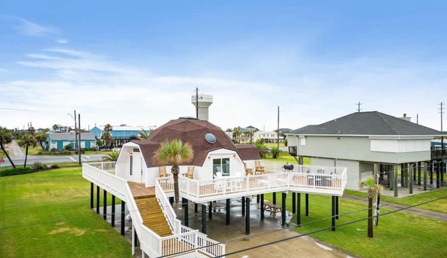Unique home with massive deck and close to beach