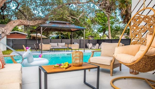 Unique Pool - Villa Mykonos! 2miles to downtown, King Bed, Fast WiFi, Attached to one more Villa