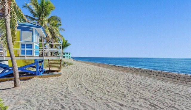 UNIT #6 Waves on Desoto 1 bedroom with pool