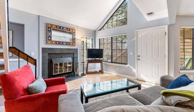 Updated 1 BDR with loft in Gunbarrel