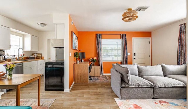Updated 2 BR/5 min to Advent Health/Walk to Museums, Parks & Dining.