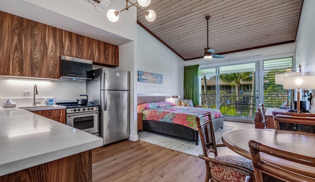 Updated Studio, AC, steps to beach in Lahaina