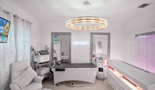 Upscale Delray Escape: Anti-Aging Spa Home steps from Beach, NightLife & Dining!