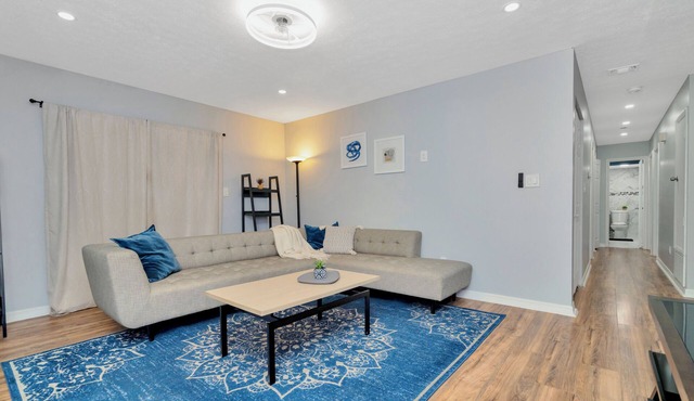 Upscale Family Oasis: Serene Location ~ Pool ~ Parking