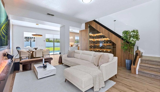 Upstay Contemporary Retreat w Pool BBQ & Backyard