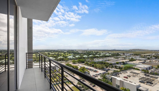 Urban Chic: 3BR Doral Retreat