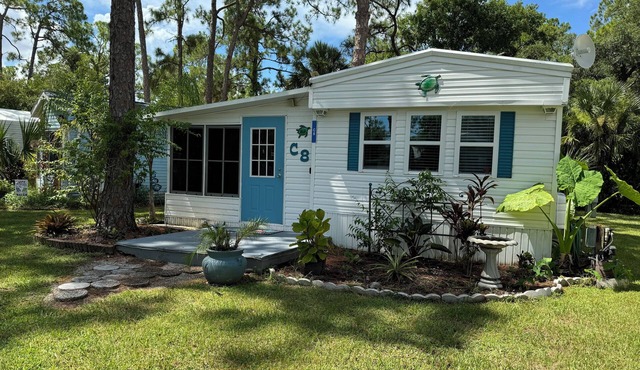 Venice Bungalow - Come relax near the Myakka River & 15 Minutes from the Beach!