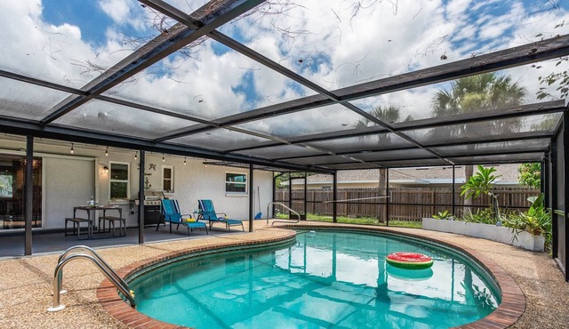 Venice Home with Private Pool, Screened Patio, BBQ, WiFi, Smart TV, Fido Friendly, Garage