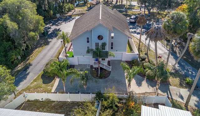 Wake up to river views:dreamy 4 bedrooms escape by the city beach in Dunnellon.