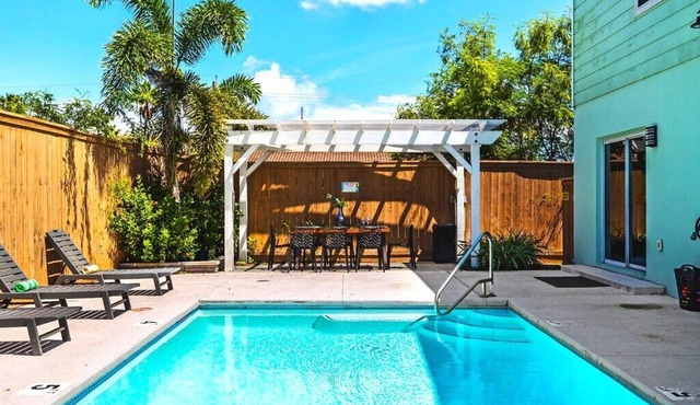 Walk to Bay & Beach! Private Pool! Foosball! Games