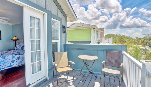 ☀️Walk to Beach🐬Private Deck🌴Comfort Cove🌊Walking Distance to Restaurants