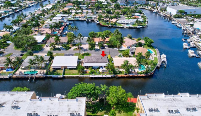 Walk to beach & Waterfront Hideaway