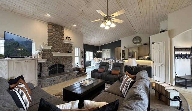 WALK to dntwn / 5 acres 360 views / Hottub / FULLY STOCKED game room & kitchen!