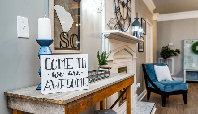 Walk to Everything Downtown Laurens! Historic Cottage, King Bed, Firepit